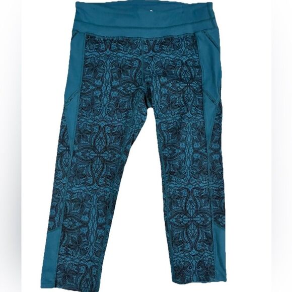 Athleta Salutation Stash Pocket Capri Leggings Blue Floral Lace Print Size M - Picture 1 of 4